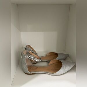 Jewel Badgley Mischka silver sparkle pointy toed flats w/ ankle strap